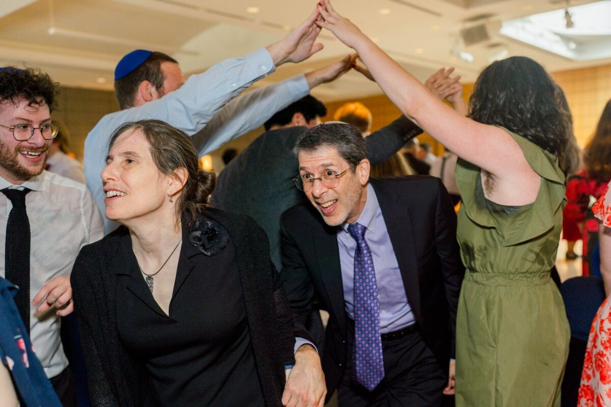 Eliana-Melmed-Photography-Chicago-LosAngeles-Jewish-WeddingPhotography-ShulaNoah-Simcha-Dancing-00001
