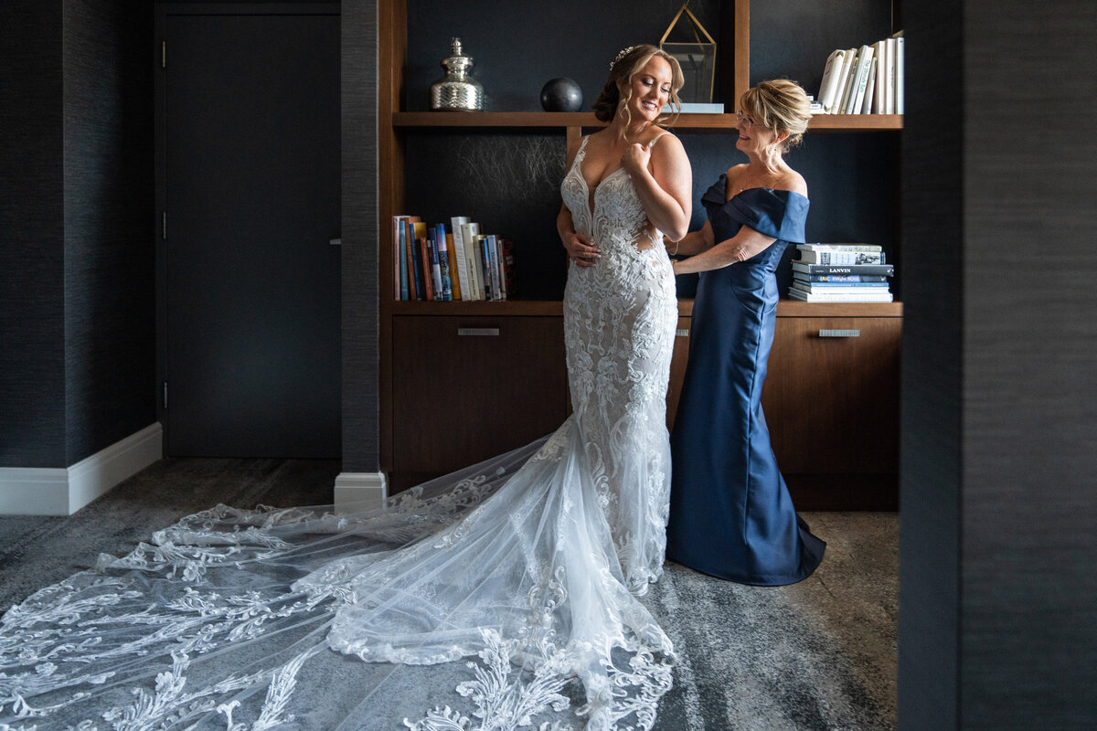 17Intercontinental-Chicago-Hotel-Wedding-Photos-Lauren-Ashlely-Studios