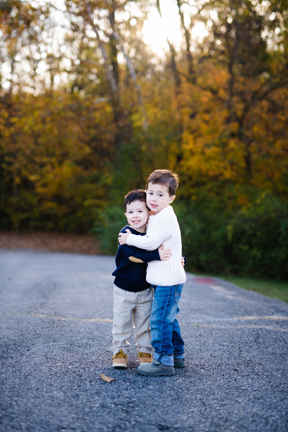 siblings hugging knoxville family photos