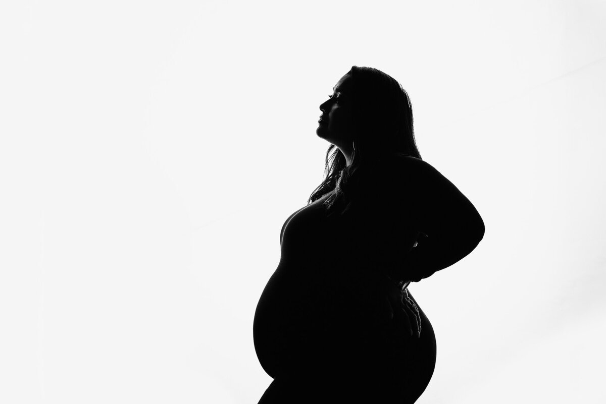 Black and white silhouette profile portrait of expectant mother in Jacksonville, FL.
