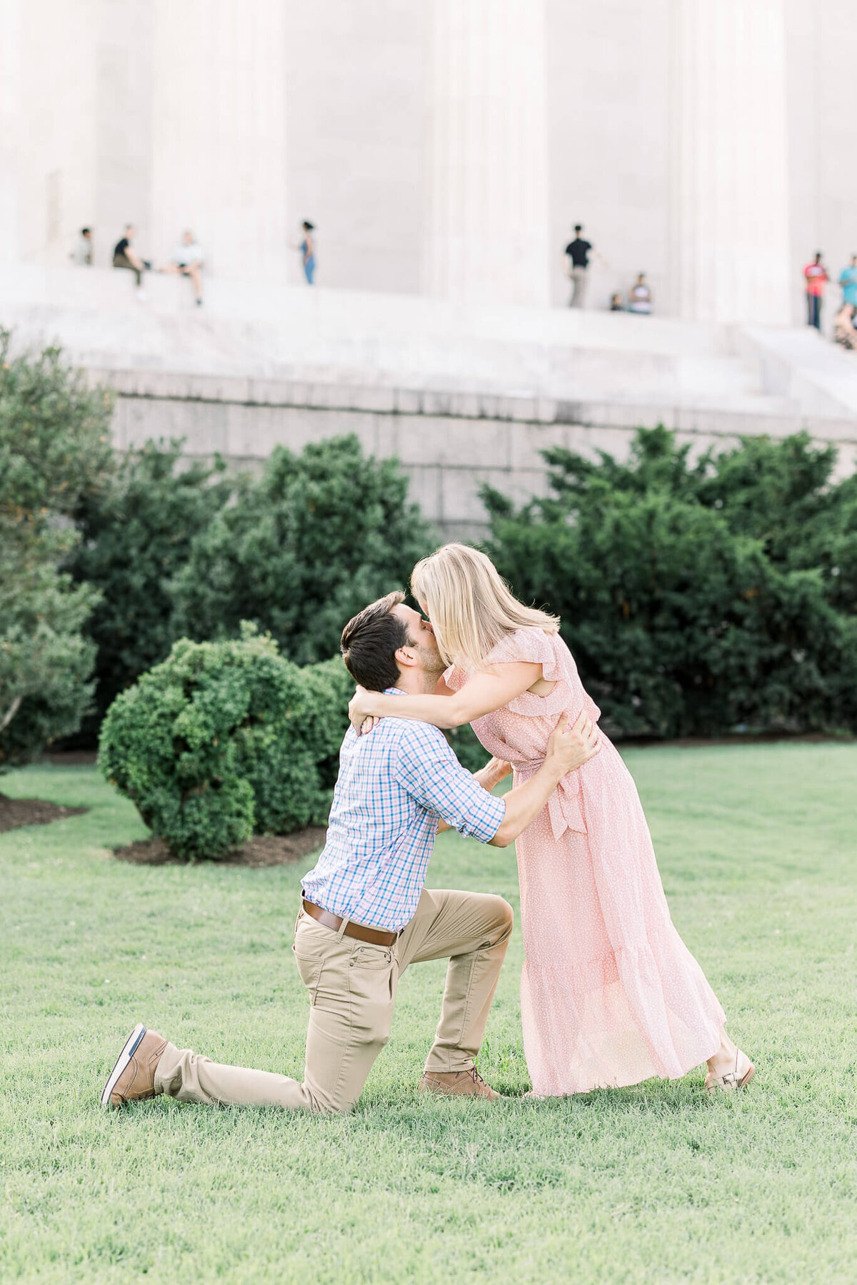 engagement-lincoln-memorial-photography-washington-DC-modern-light-and-airy-classic-timeless-romantic-maryland-proposal-3