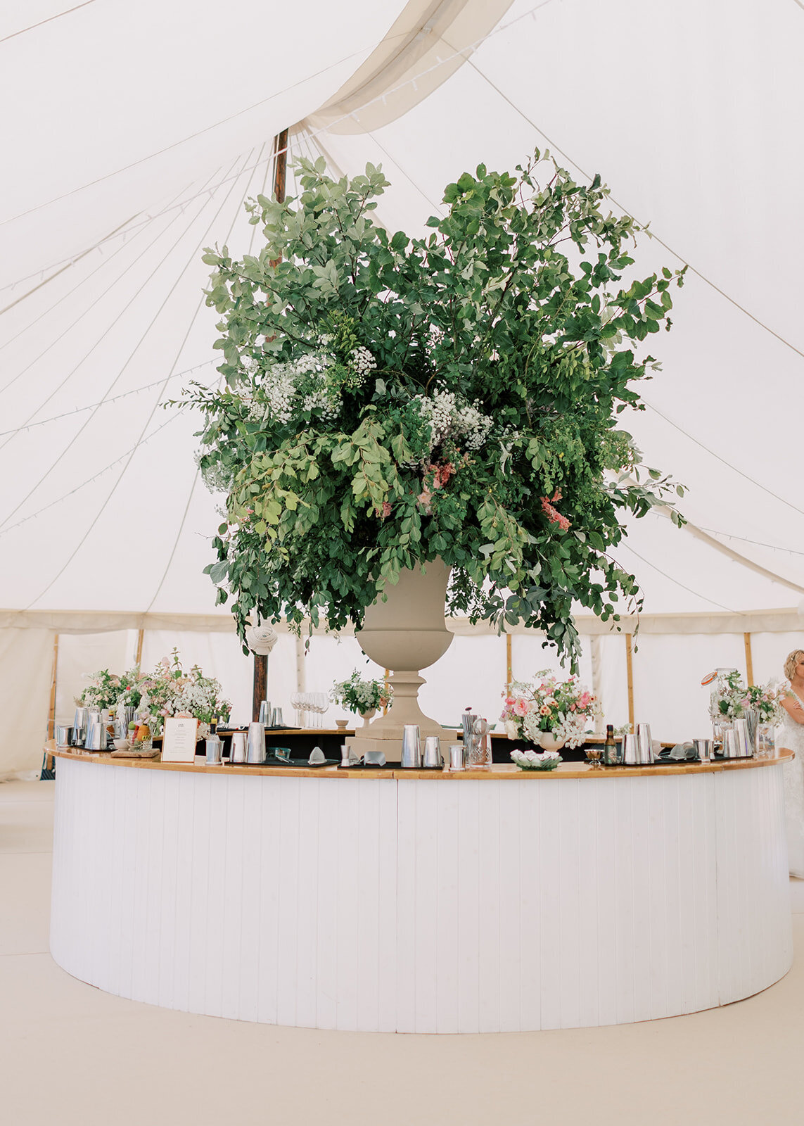 oversize-wedding-bar-floral-urn