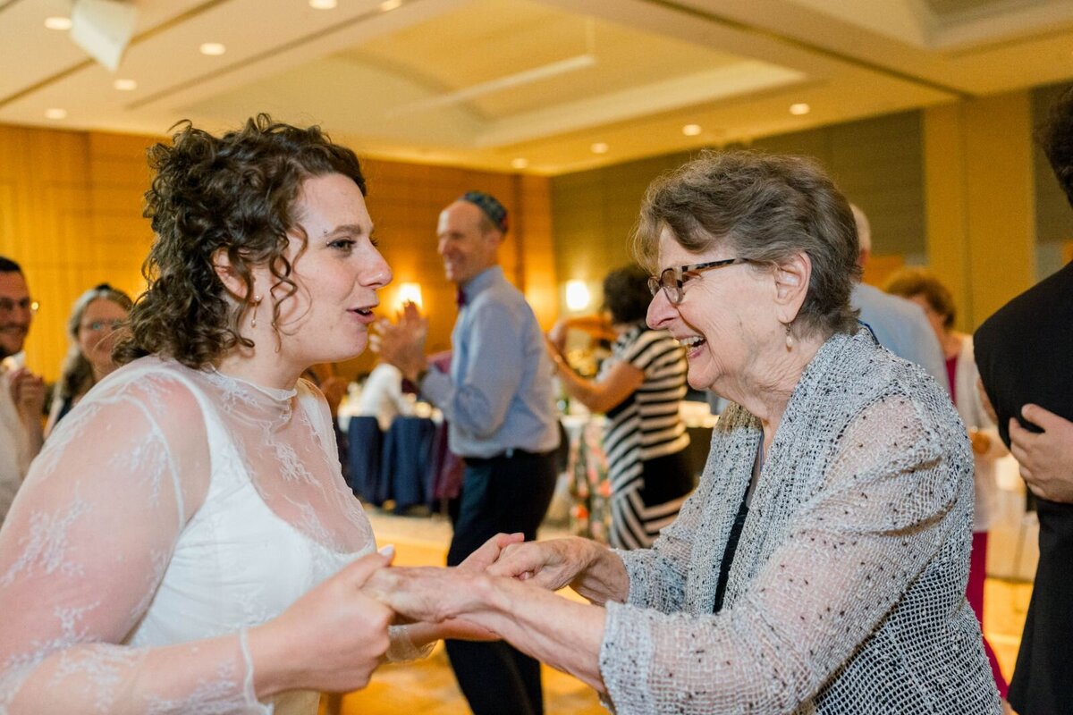 processed_ElianaMelmedPhotography_JewishWeddingPhotographer_ShulaNoah_Dancing-255