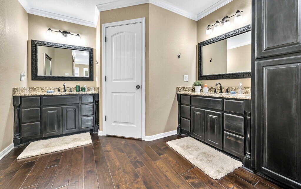 Bathroom with two vanities in this four-bedroom, four-bathroom vacation rental home and guest house with free WiFi, fully equipped kitchen, firepit and room for 10 in Waco, TX.