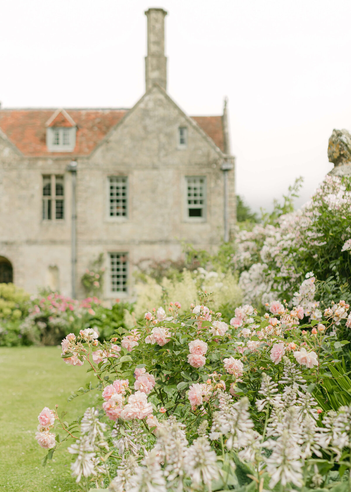 chloe-winstanley-weddings-wiltshire-hatch-house-pink-flowers