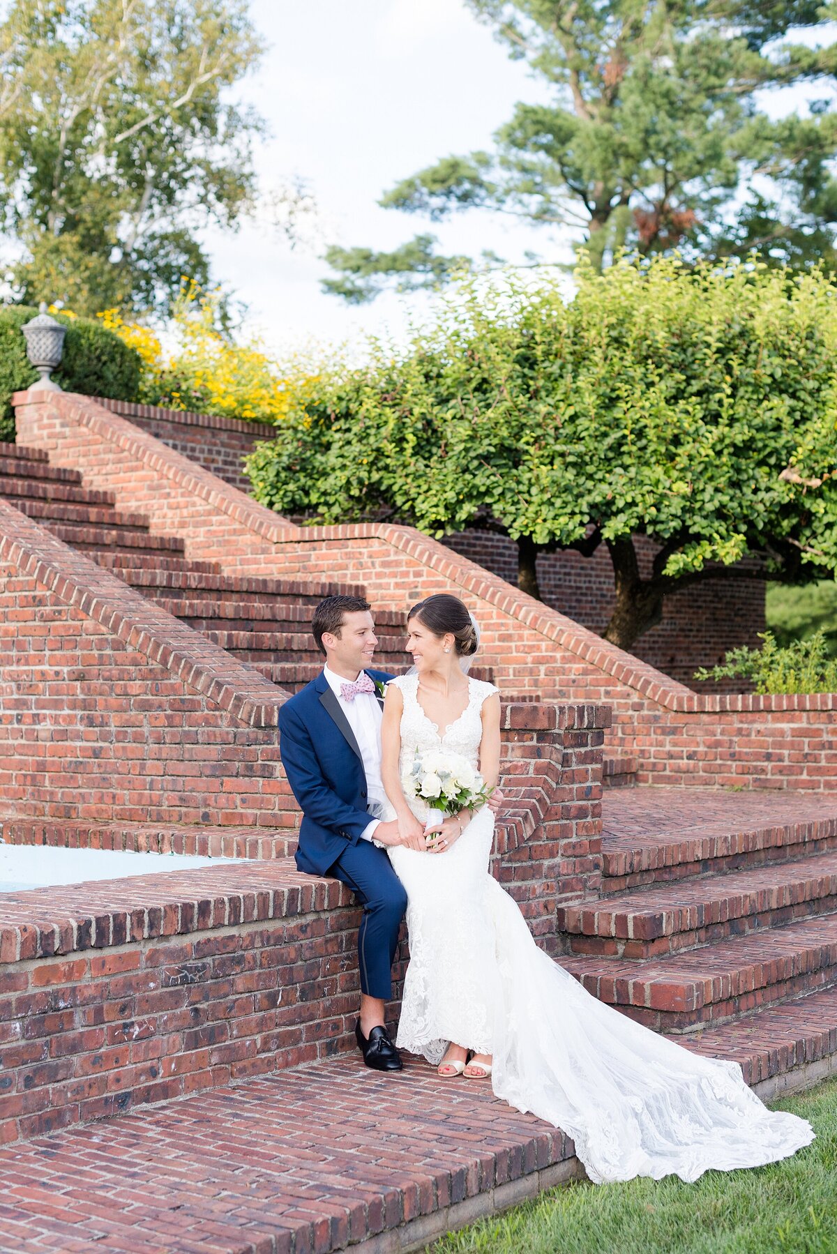 32_bride-and-groom-picture-at mansion-on-the-brick-wall_6075