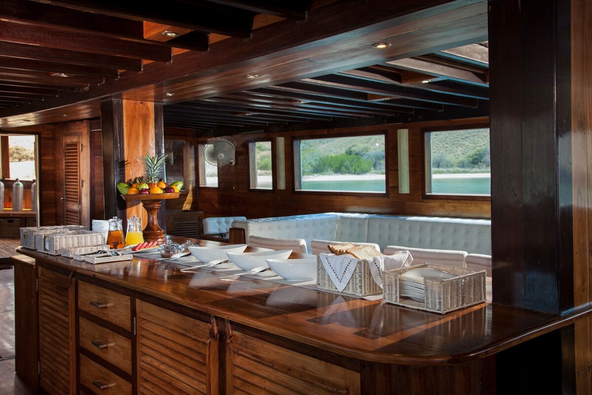 Samata Luxury Yacht Charter Komodo Dining 3