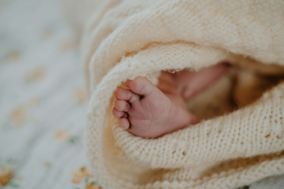 in-home-newborn-central-alberta-lifestyle-photographer-0001