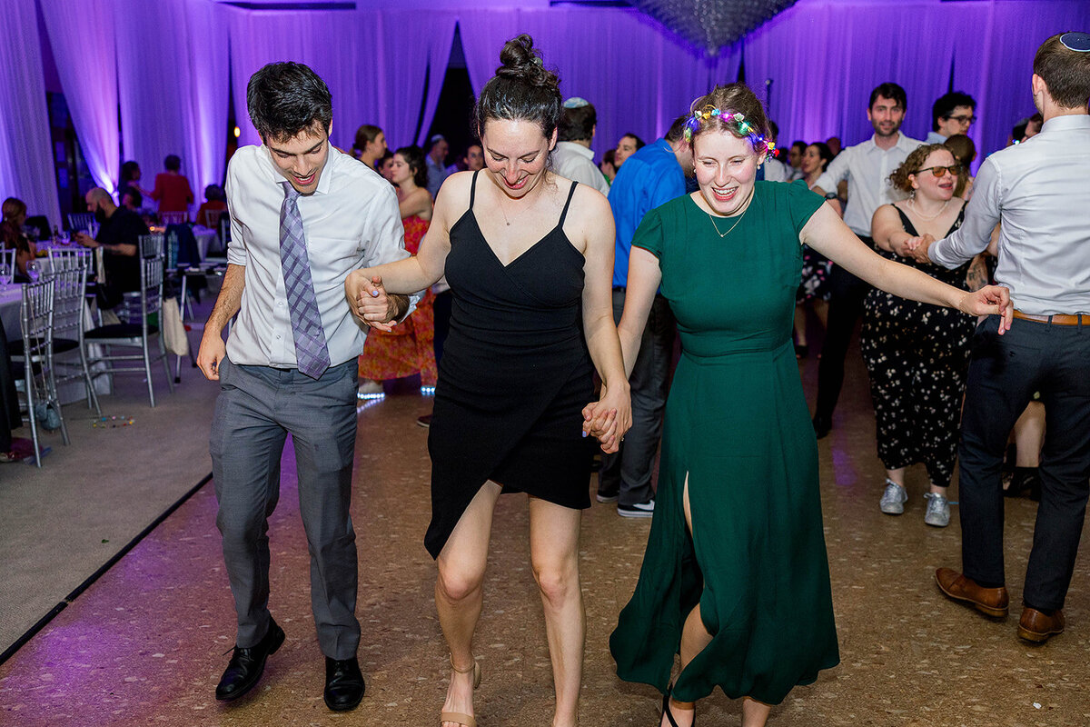 Eliana-Melmed-Photography-Chicago-LosAngeles-Jewish-WeddingPhotography-ElianaSklar-DanceFloor-00313