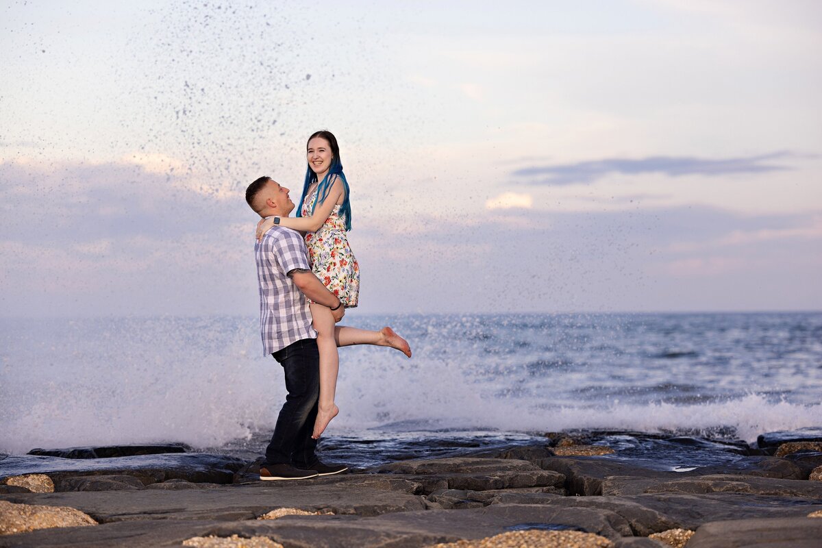 engagement-photo-fiance-holding-fiancee-asbury-park-beach