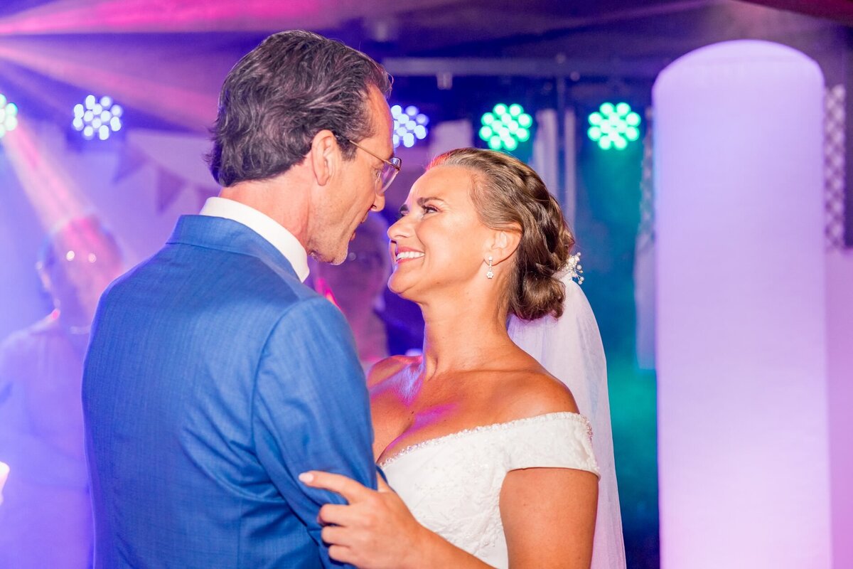 Bruidspaar danst hun openingsdans professioneel begeleid door weddingplanner en ceremoniemeester