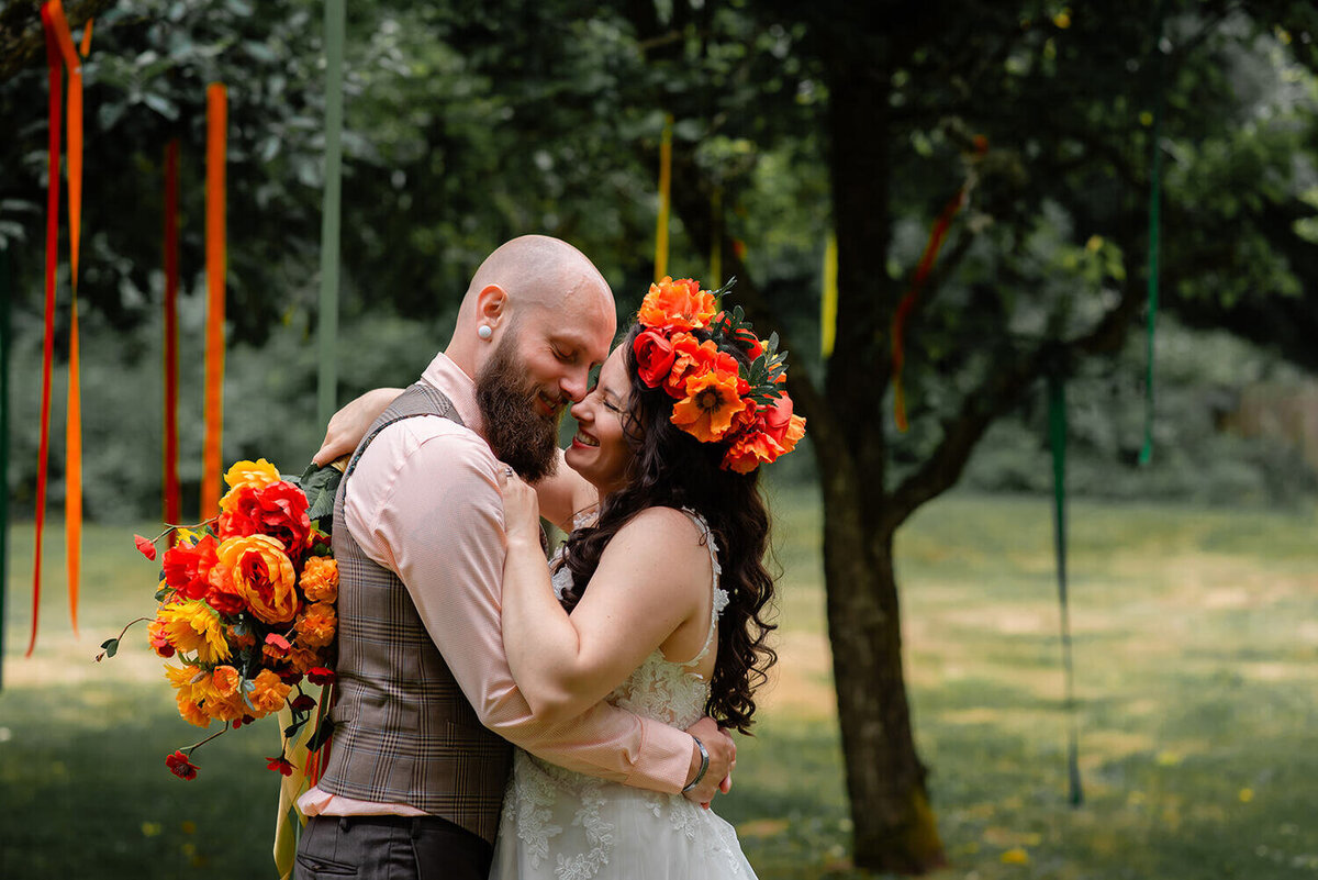 Seattle-wedding-photographer_backyard-wedding-couples-portraits