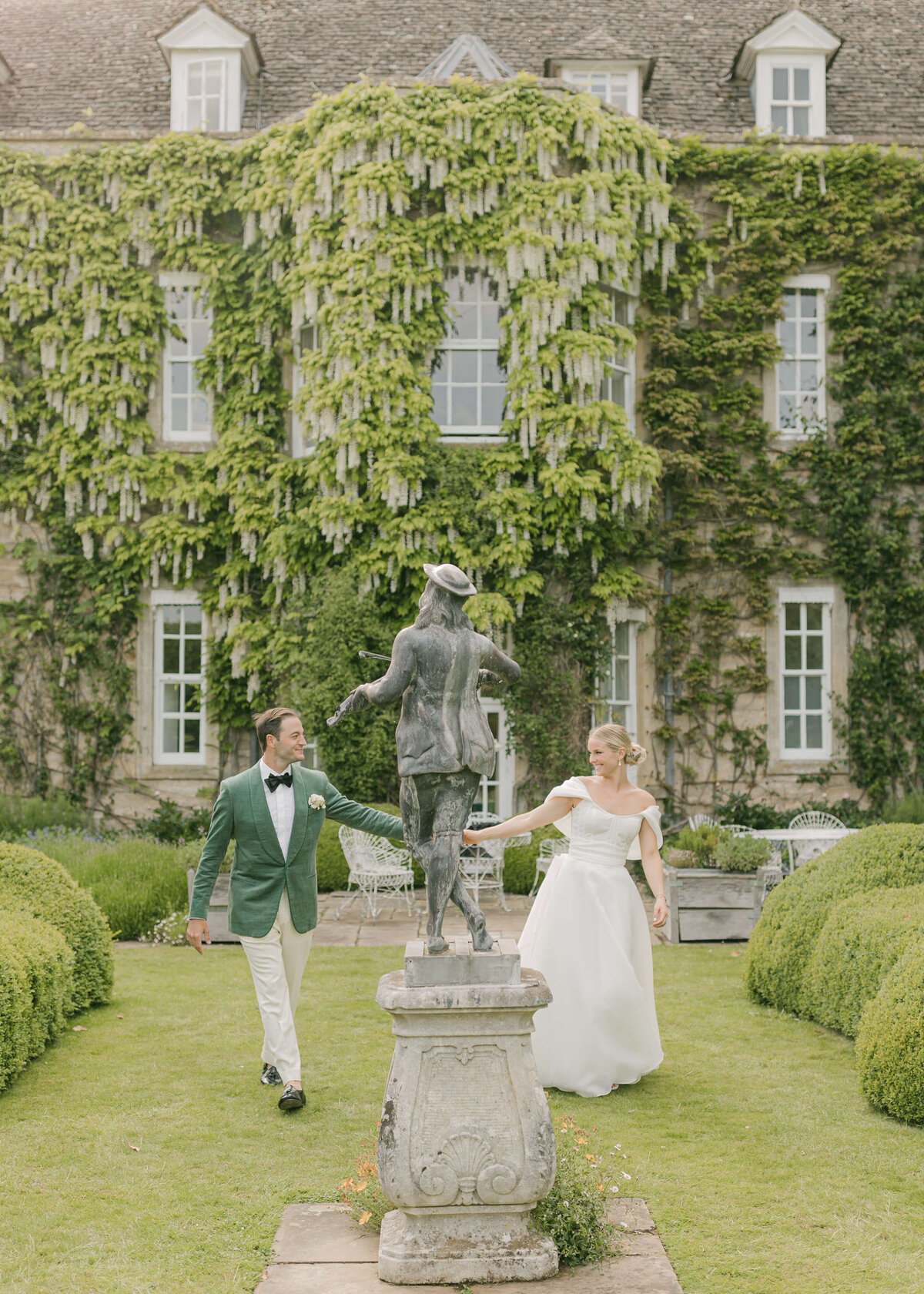 chloe-winstanley-weddings-cotswolds-cornwell-manor-monique-lhuillier-bride-groom-statue