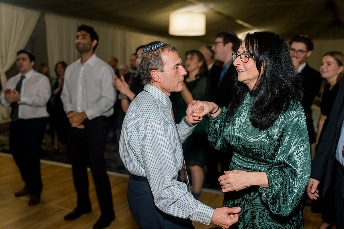 Eliana-Melmed-Photography-Chicago-LosAngeles-Jewish-WeddingPhotography-SimchaDancing-00192