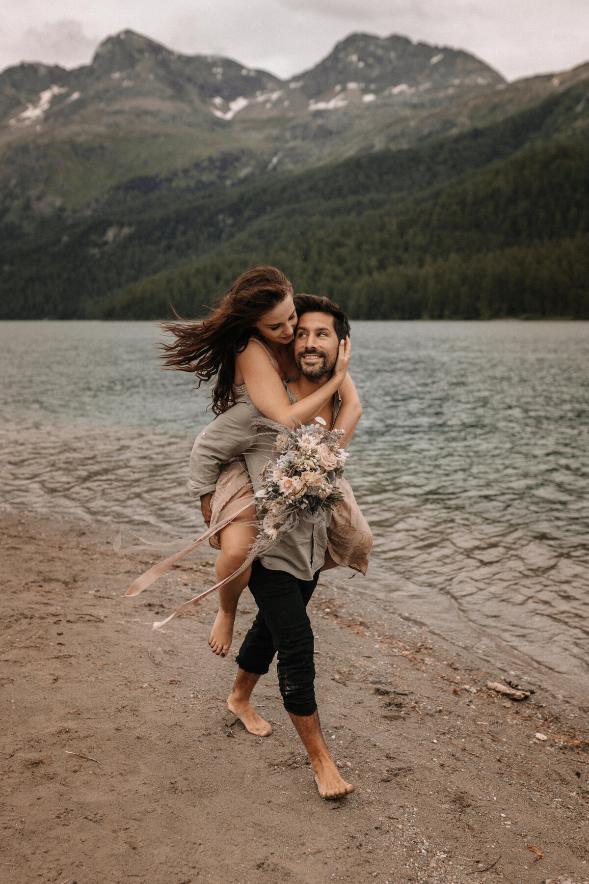 Liebespaar in inniger Pose an einem See in der Schweiz