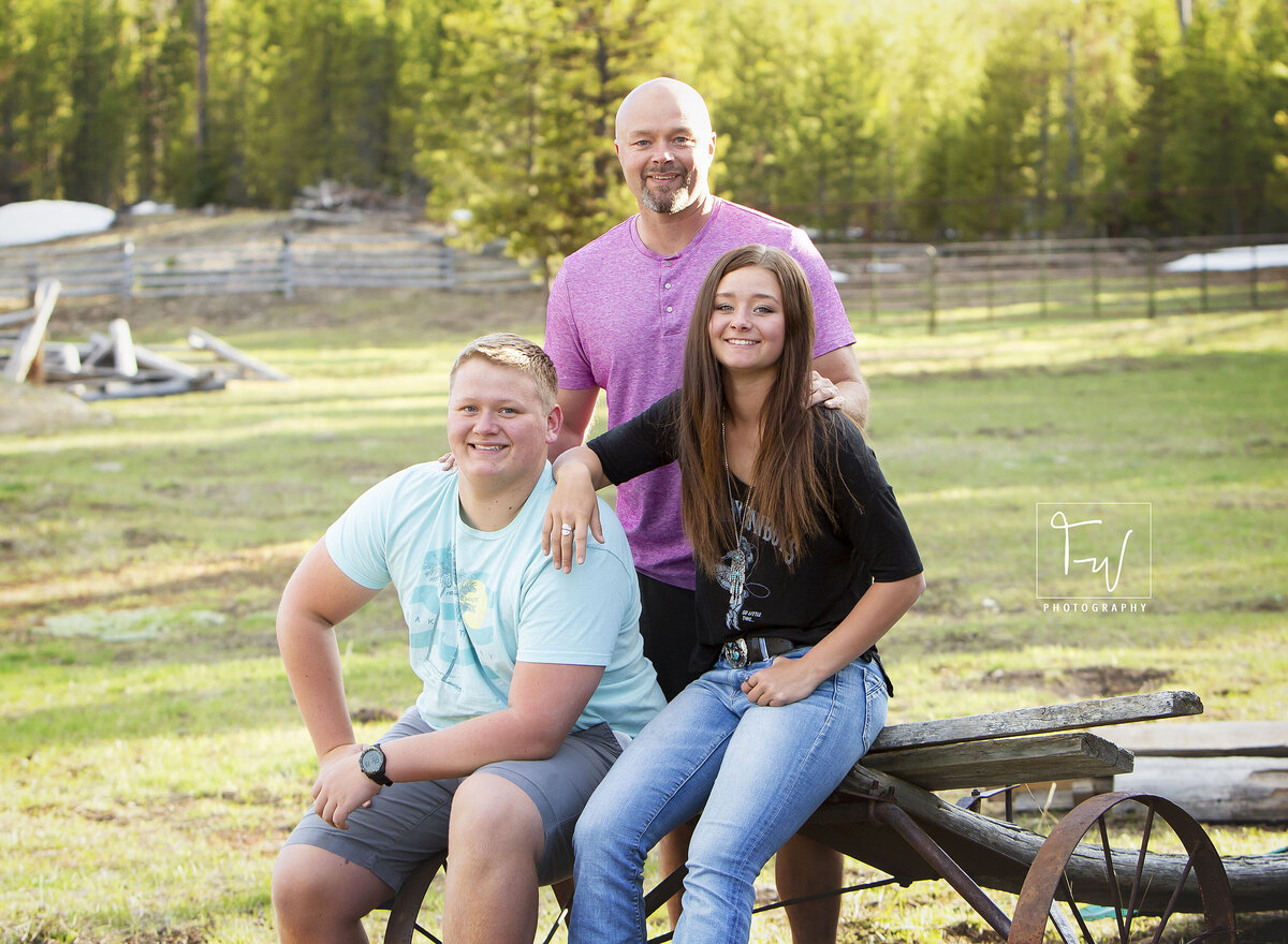 Tanni_Wenger_Photography Family_Portraits Grant_County_Oregon_Photographer Nationally_Featured_Photographer Daddy_and_Kids Family_Pictures