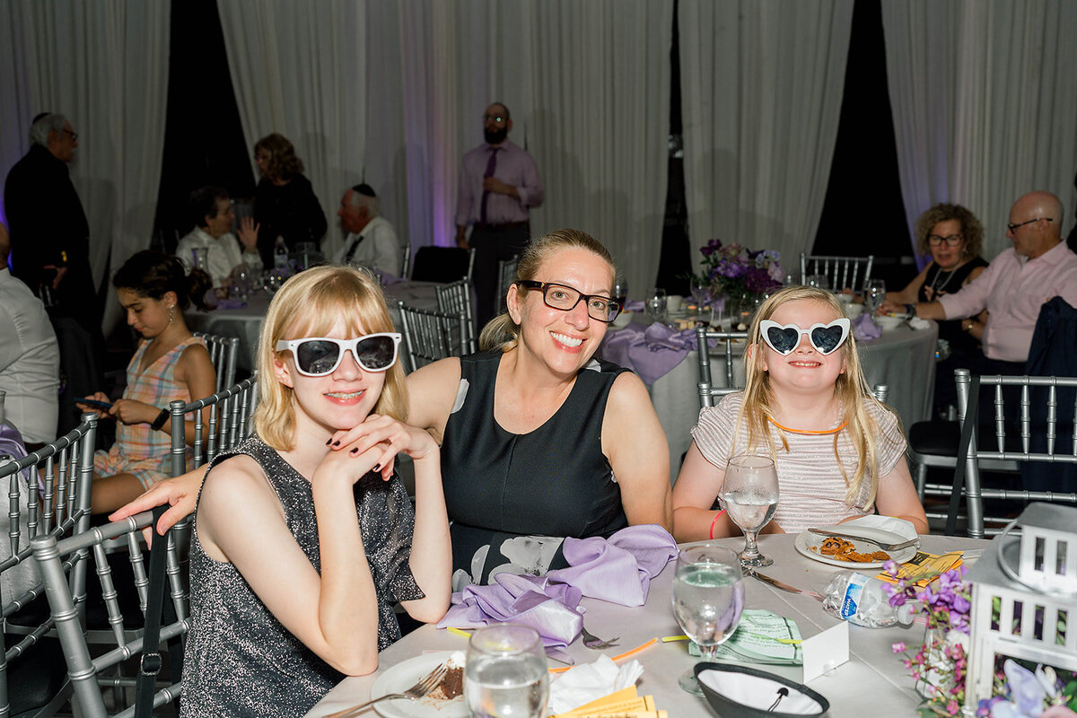 Eliana-Melmed-Photography-Chicago-LosAngeles-Jewish-WeddingPhotography-ElianaSklar-DanceFloor-00336