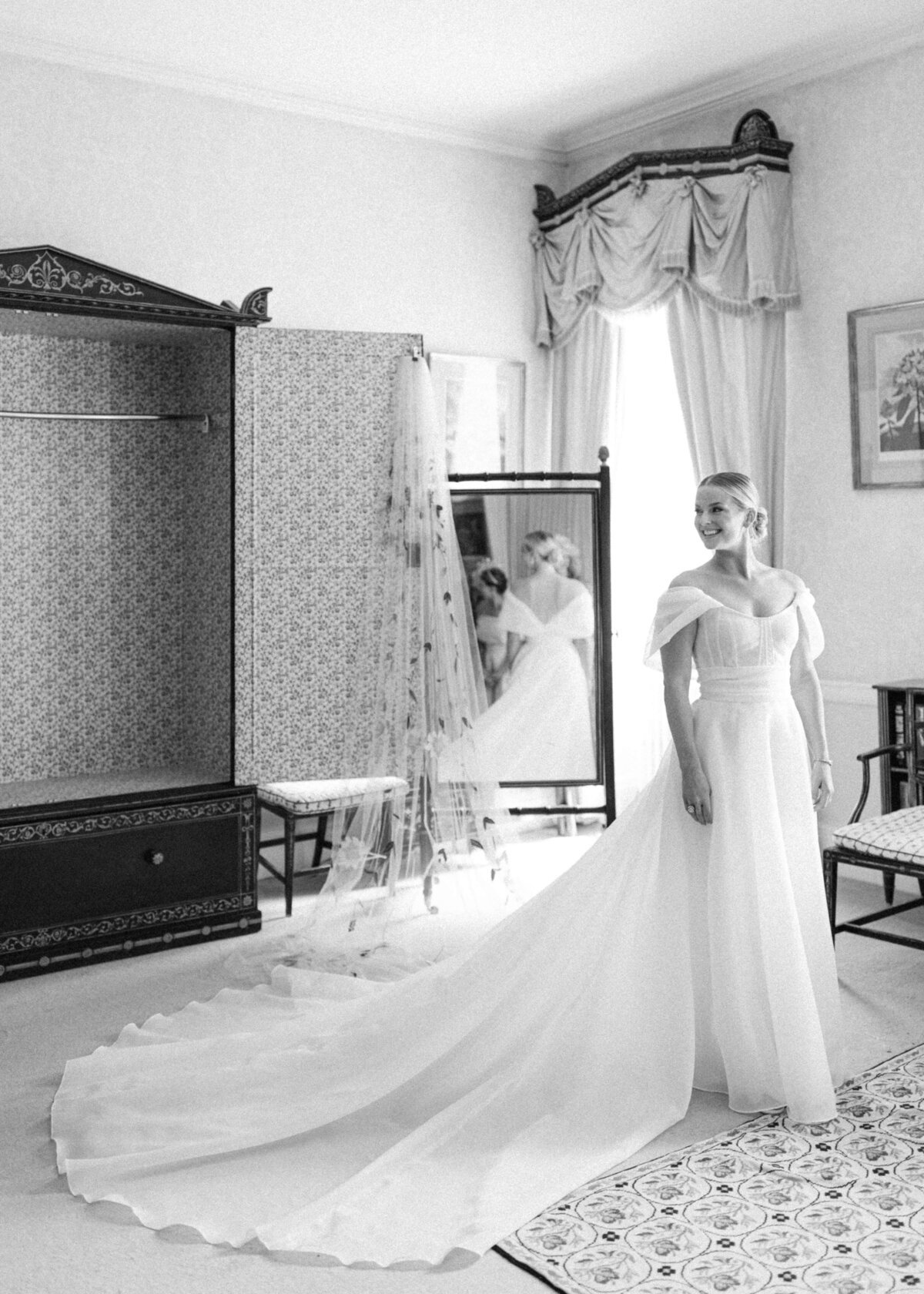 chloe-winstanley-weddings-cotswolds-cornwell-manor-monique-lhuillier-dress-portrait-black-white