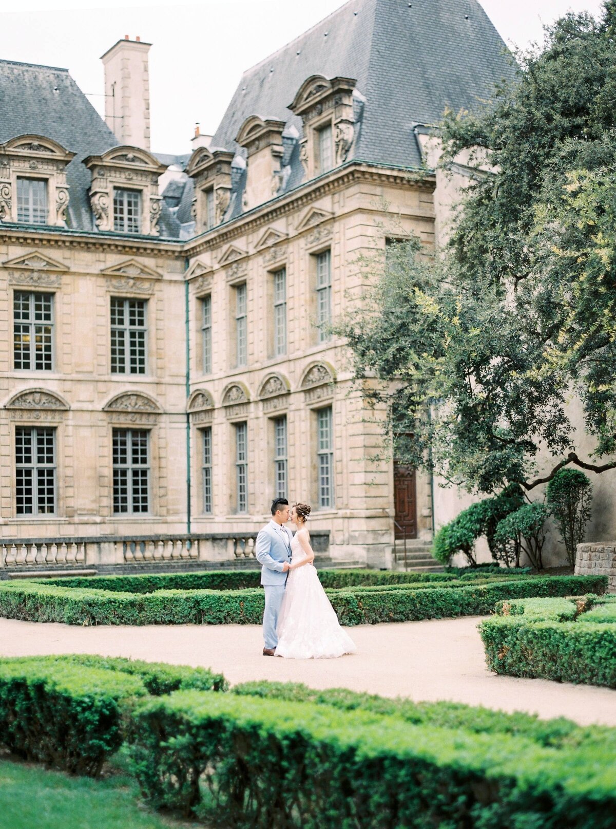 bride-and-groom-in-front-of-castle