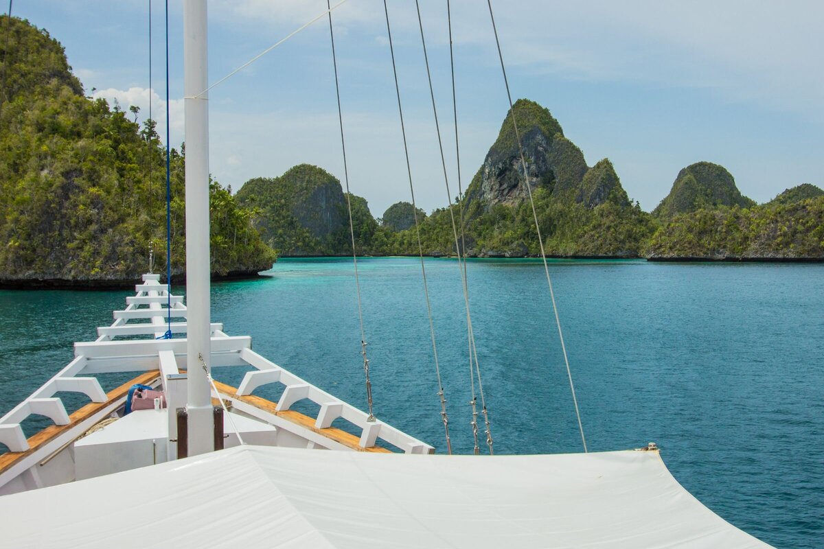 Fenides-luxury-yacht-charter-indonesia-Boat05