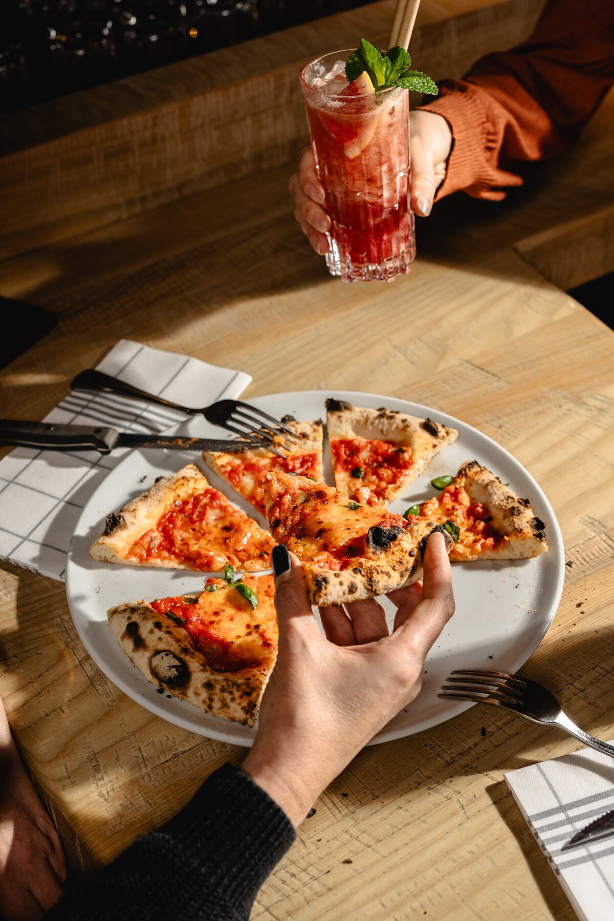 Pizza essen im Restaurant LOTTA.