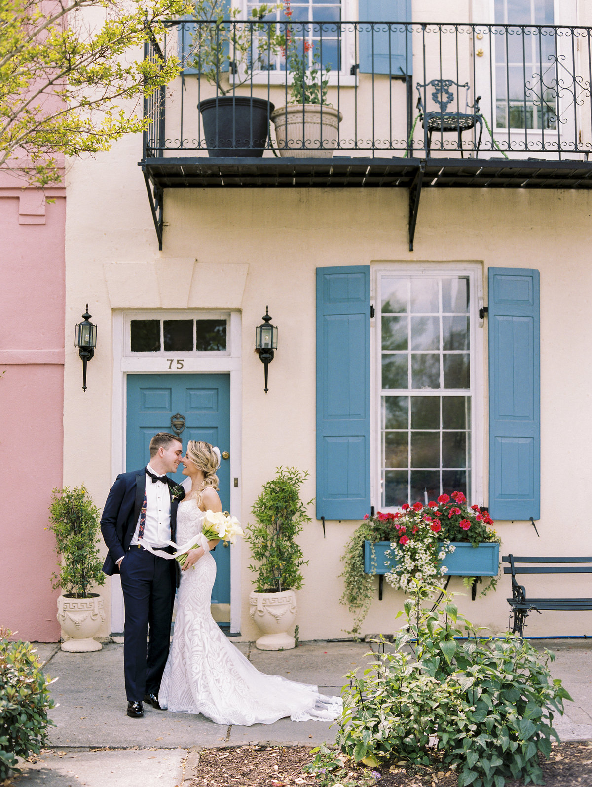 Gorgeous Rainbow Row wedding pictures in Charleston.