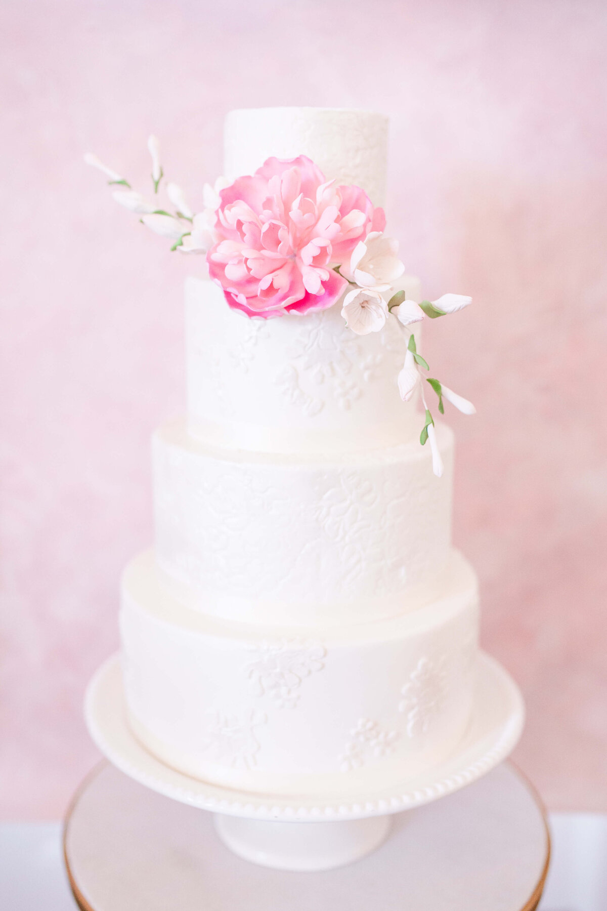 Cake-and-tablescape-details-at-midwest-wedding3