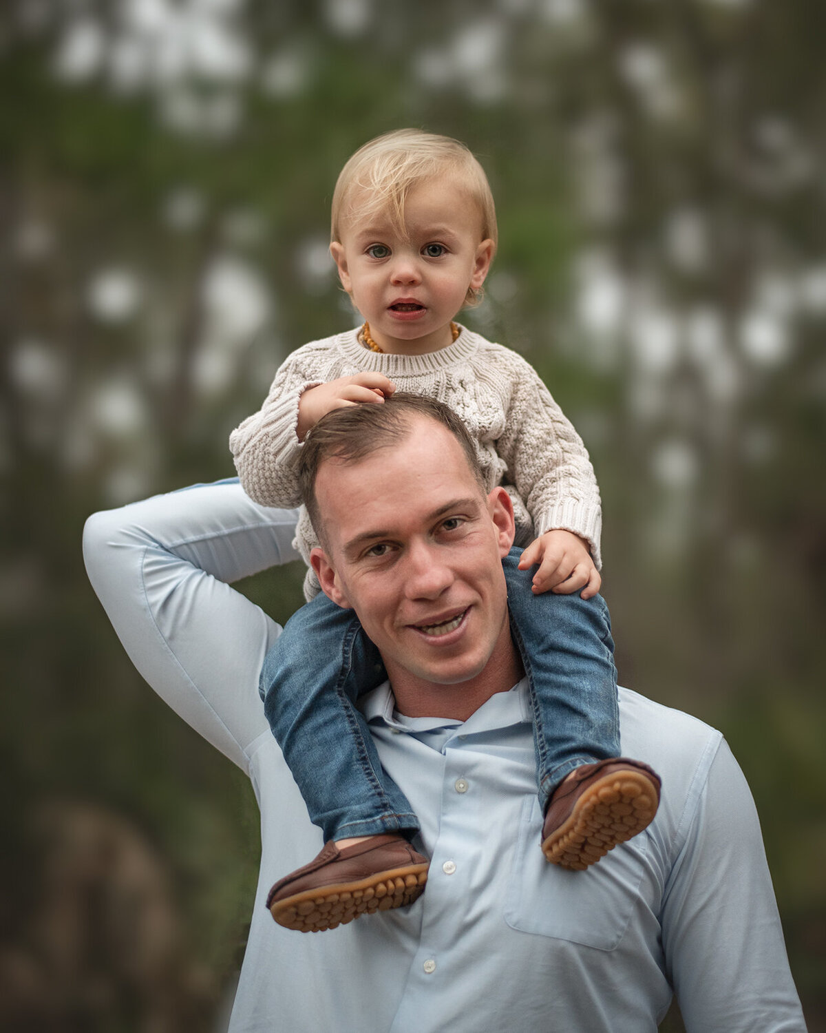 dad with son on shoulders at st. louis family photography session