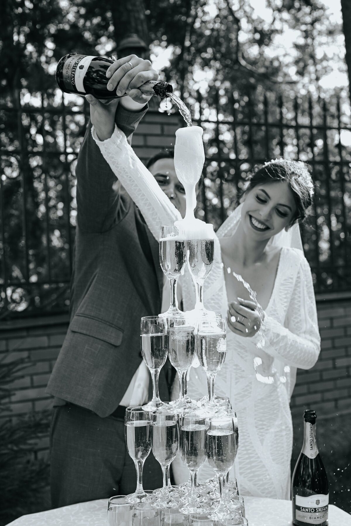 newlyweds-pouring-champagne-in-glasses