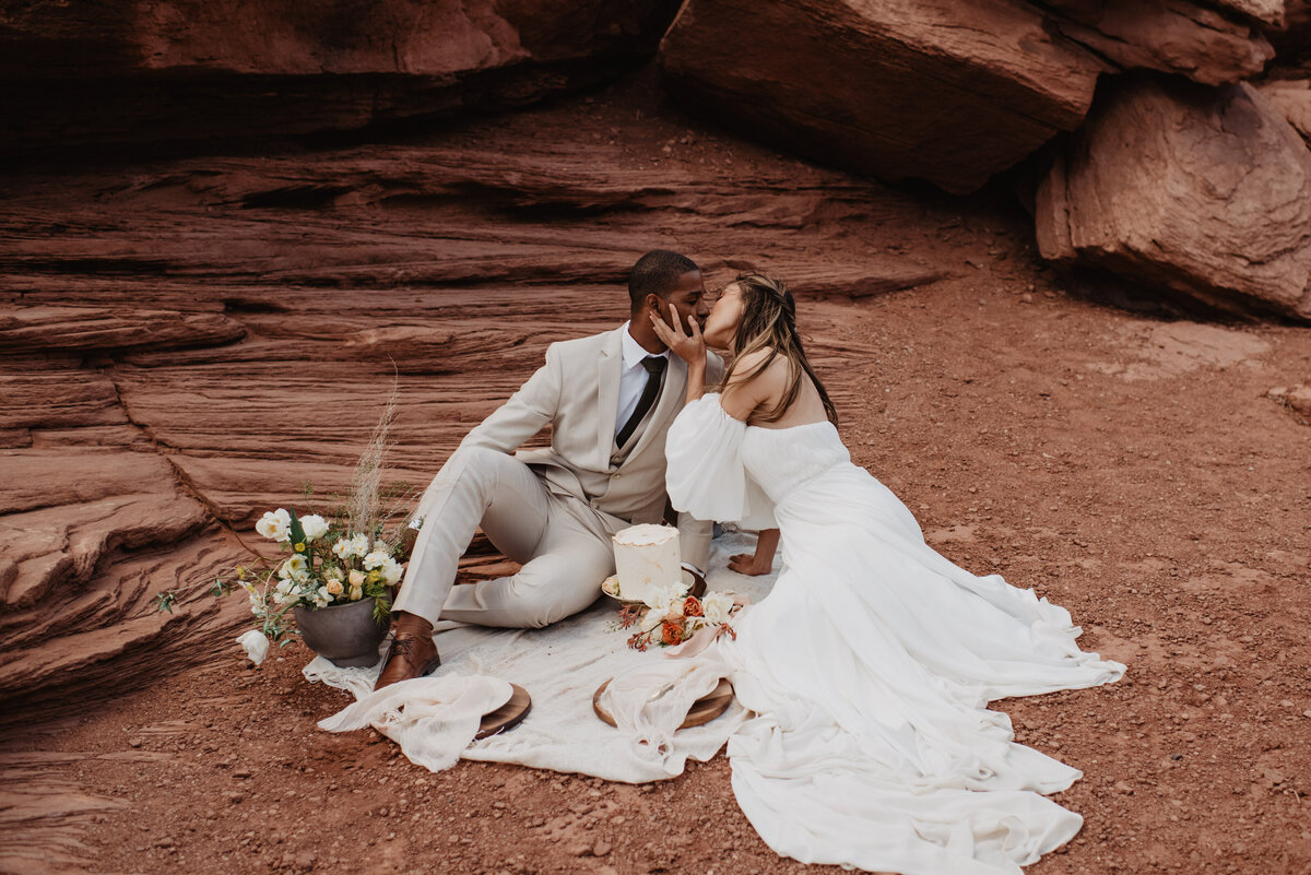 Utah Elopement Photographer captures couple kissing in canyon