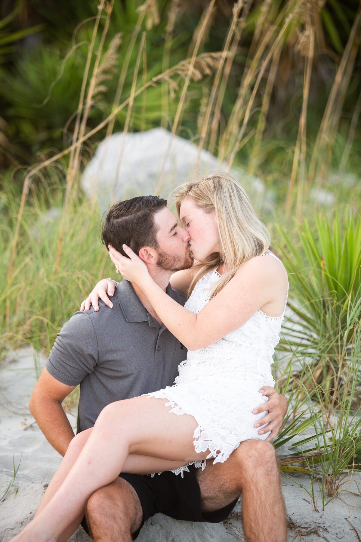 what-to-wear-beach-engagement-photos