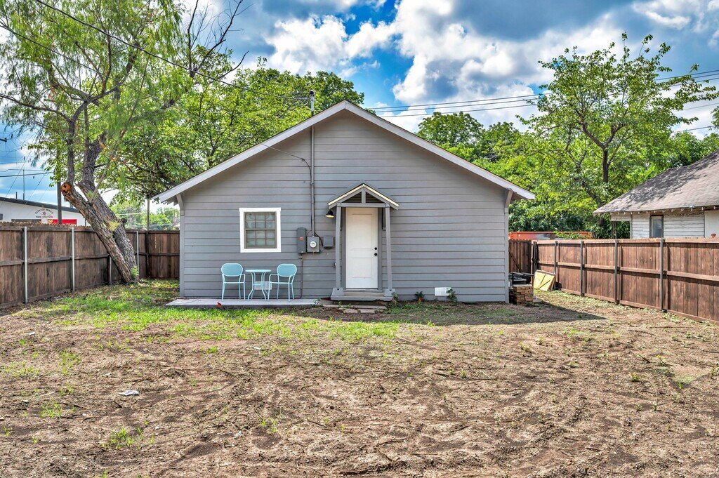 Simple and fenced in backyard of this two-bedroom, one-bathroom vacation rental house for five located just 5 minutes from Magnolia, Baylor, and all things downtown Waco.