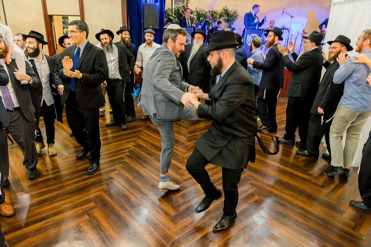 Eliana-Melmed-Photography-Chicago-LosAngeles-Jewish-WeddingPhotographer-CarmiKalman-MensDancing-00022