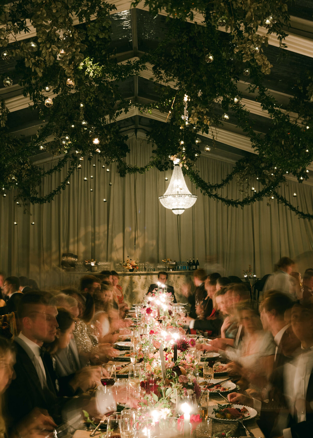 chloe-winstanley-wedding-oxford-gsp-guests-dinner-chandelier