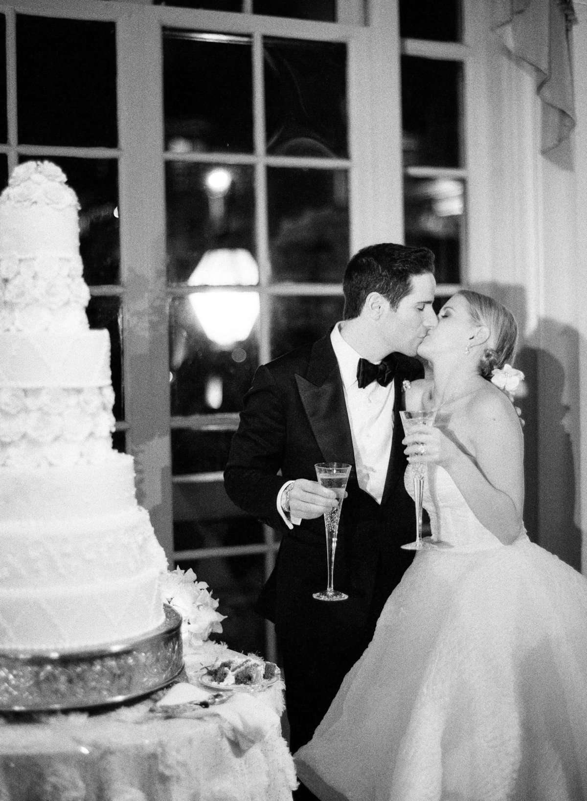38-KTMerry-wedding-photography-couple-cake-cutting-Palm-Beach