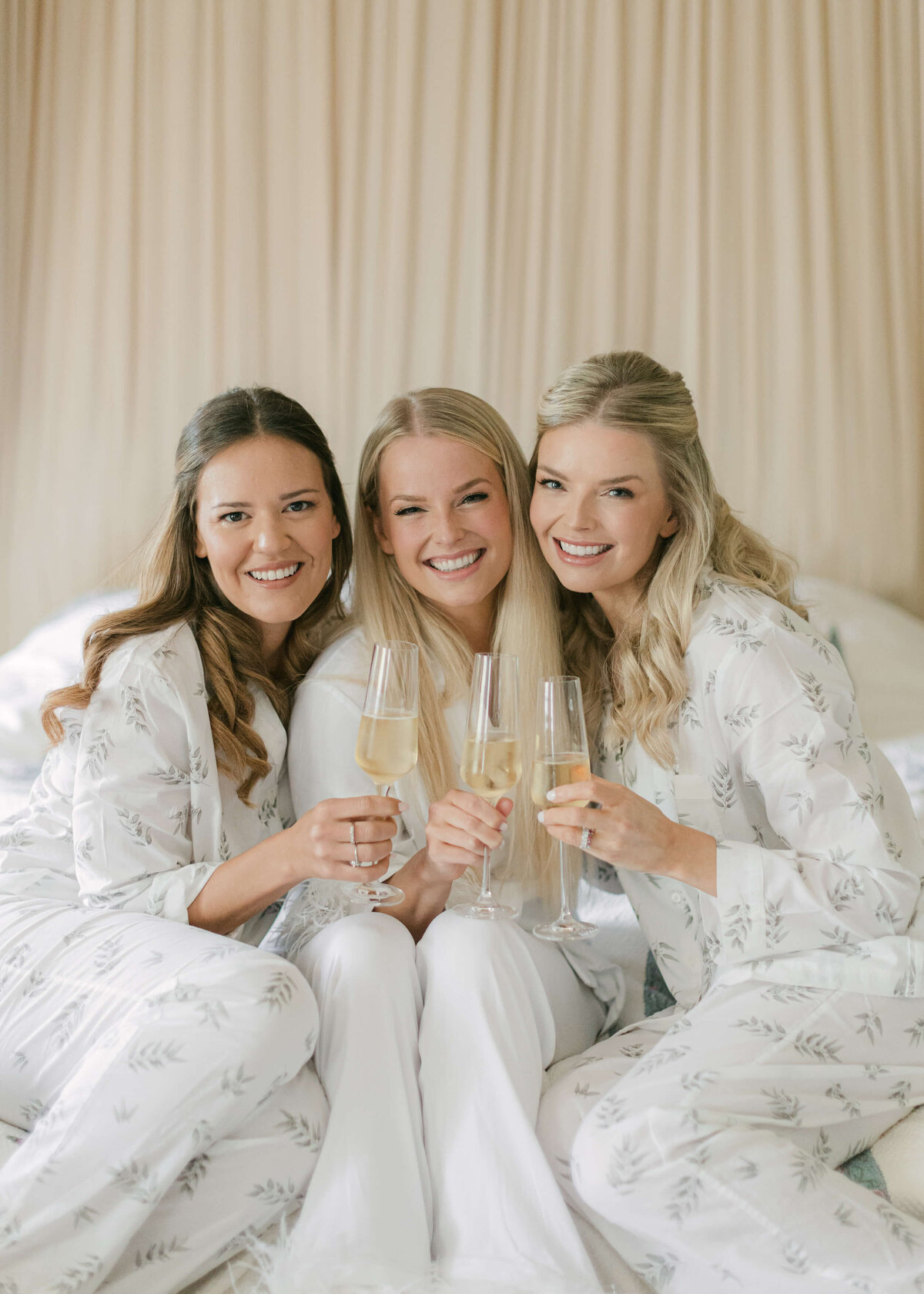 chloe-winstanley-weddings-cotswolds-cornwell-manor-bedroom-champagne-daily-sleeper