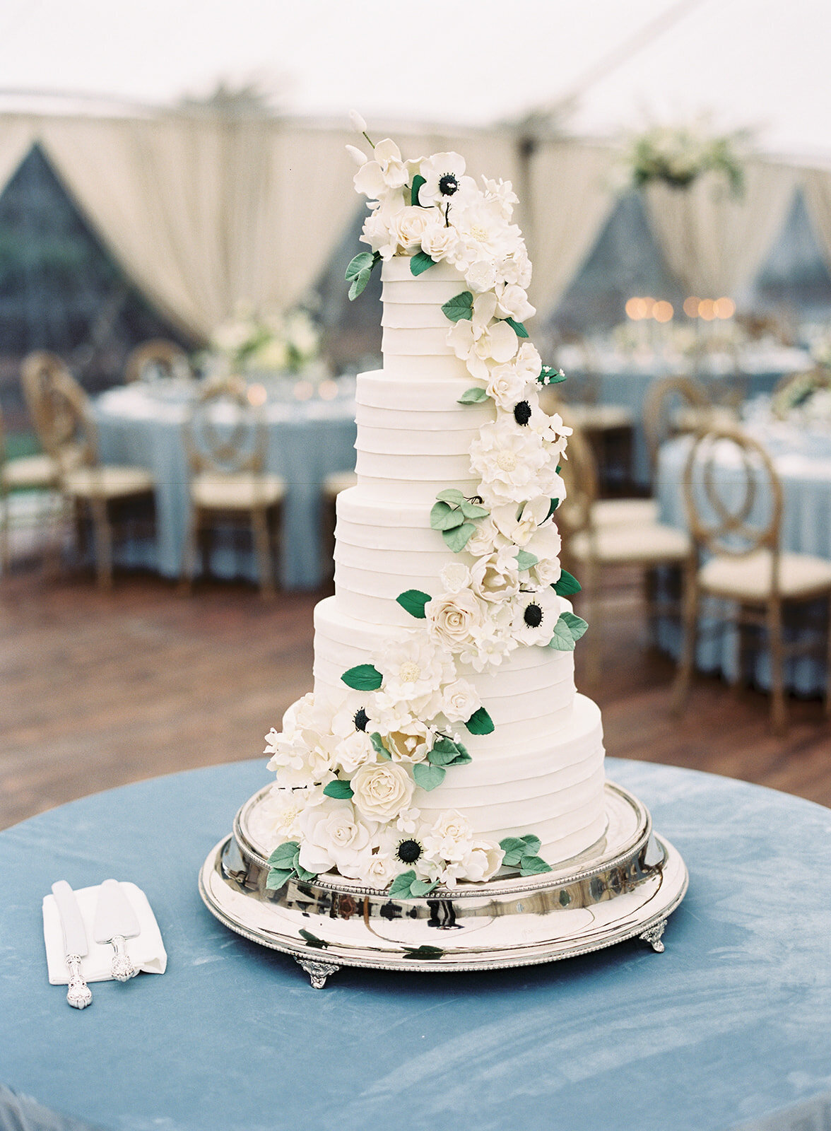 tented-wedding-suagr-flower-cake