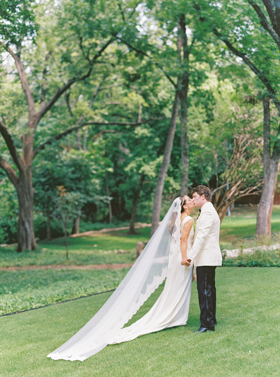 NicoleChase-Wedding-featherandtwine-270-FineArt-Film-Texas-WeddingPhotographer-RuétPhoto-