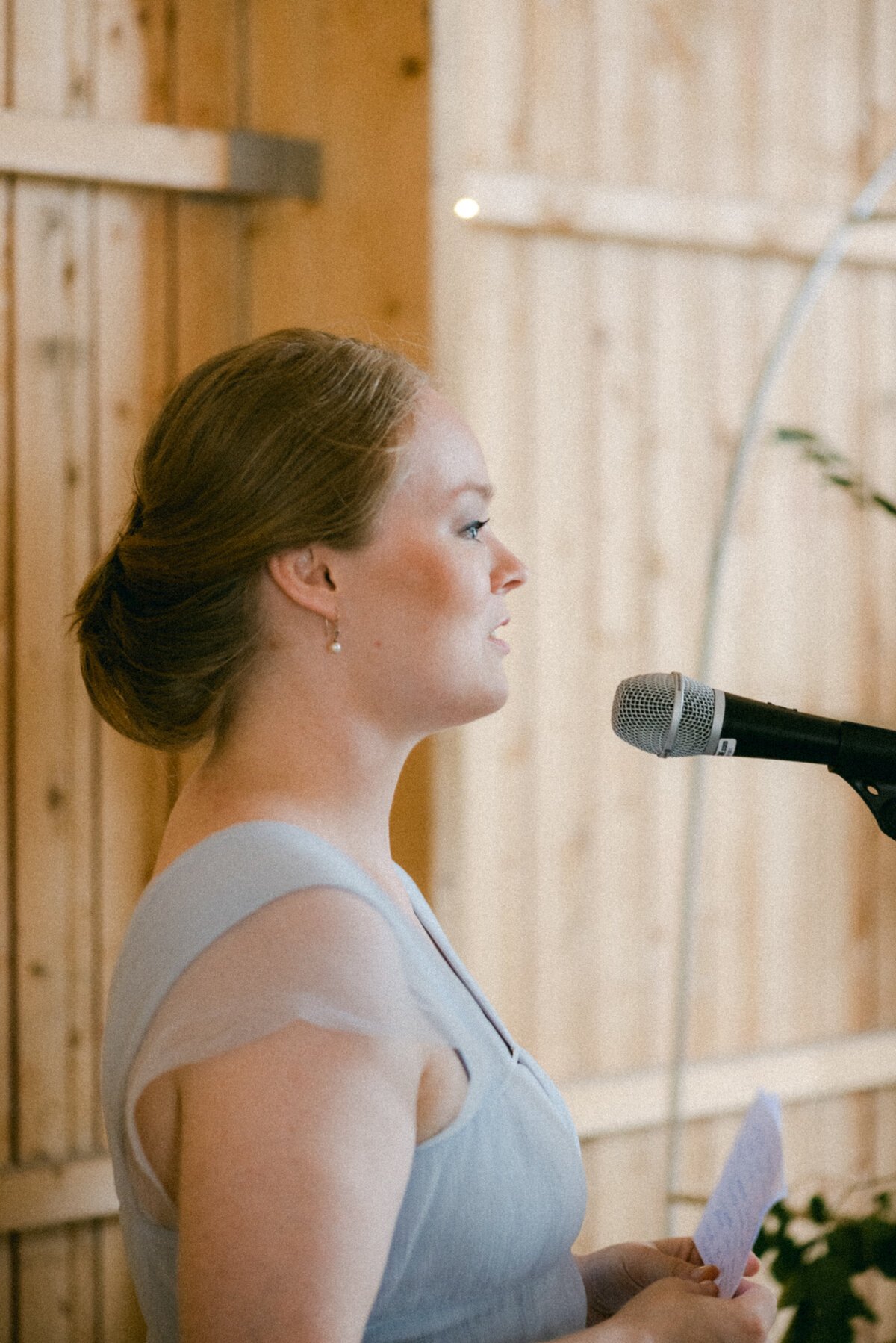 Bridesmaid giving a speechin an image photographed by wedding photographer Hannika Gabrielsson.