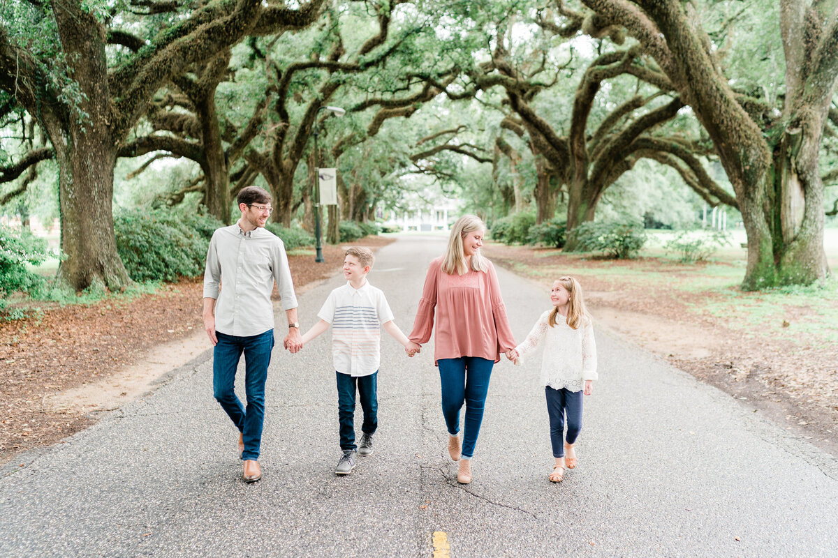 Family photoshoot in a park in Alabama