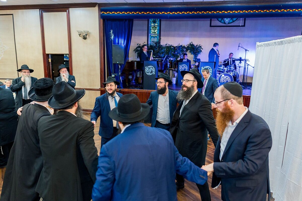 Eliana-Melmed-Photography-Chicago-LosAngeles-Jewish-WeddingPhotographer-CarmiKalman-MensDancing-00127