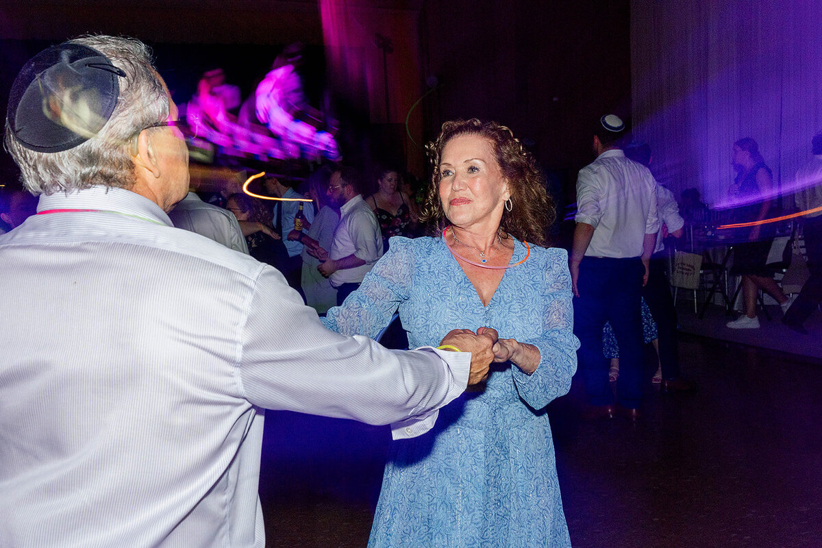 Eliana-Melmed-Photography-Chicago-LosAngeles-Jewish-WeddingPhotography-ElianaSklar-DanceFloor-00390