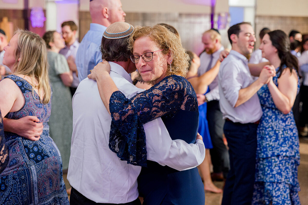 Eliana-Melmed-Photography-Chicago-LosAngeles-Jewish-WeddingPhotography-ElianaSklar-DanceFloor-00087