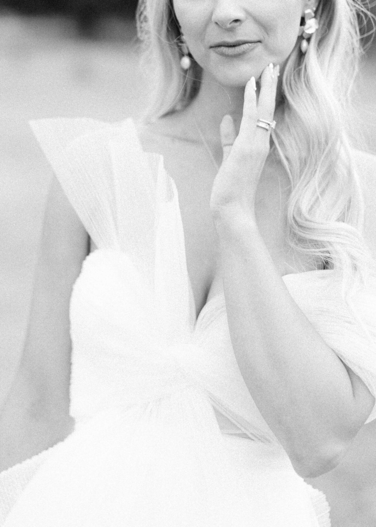 chloe-winstanley-weddings-grittleton-house-bride-portrait-newhite-dress-black-white