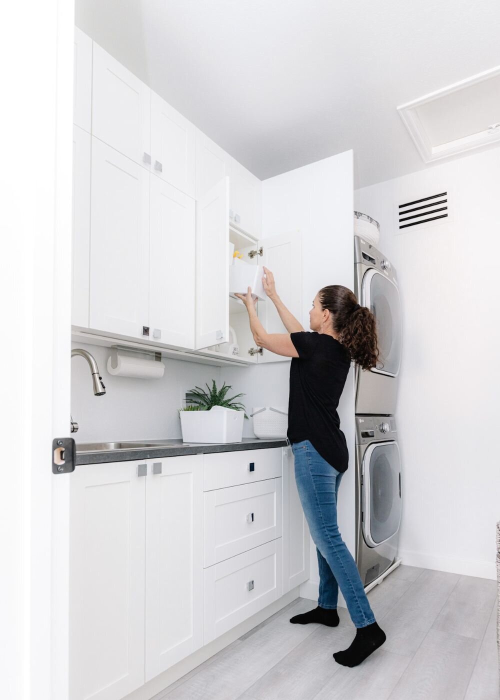 organized-laundry-room-white-brilliantista (5)