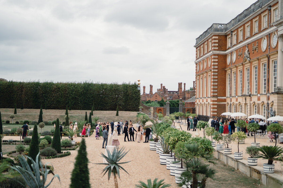 hampton-court-palace-wedding-outdoor-reception