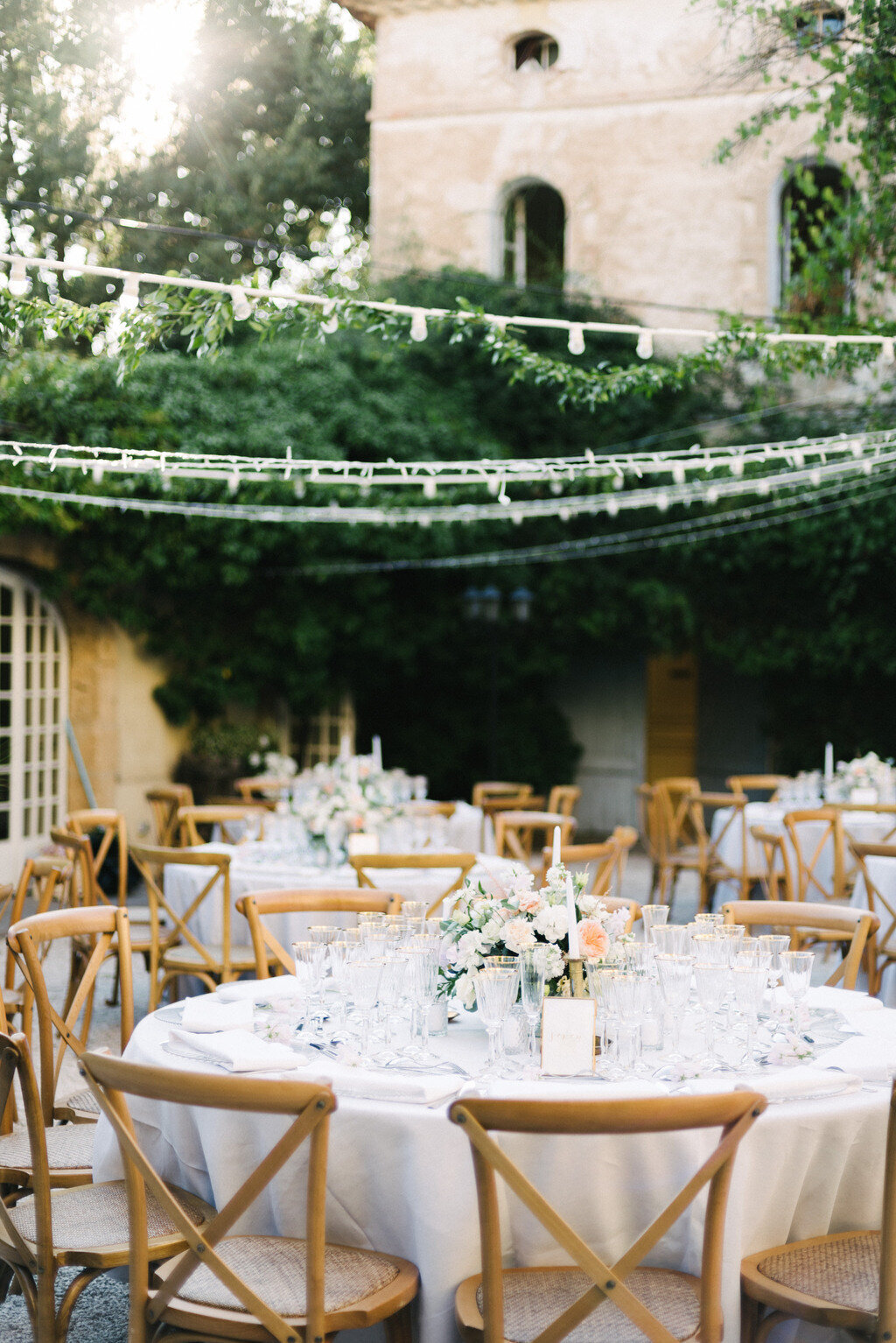 outdoor-wedding-table-setting-in-France