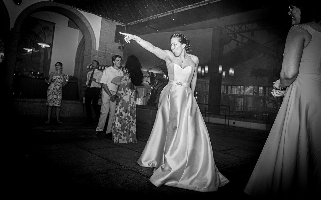 Bride rocks out on dancefloor at wedding rception Madrid by destination photographer Peach Portman