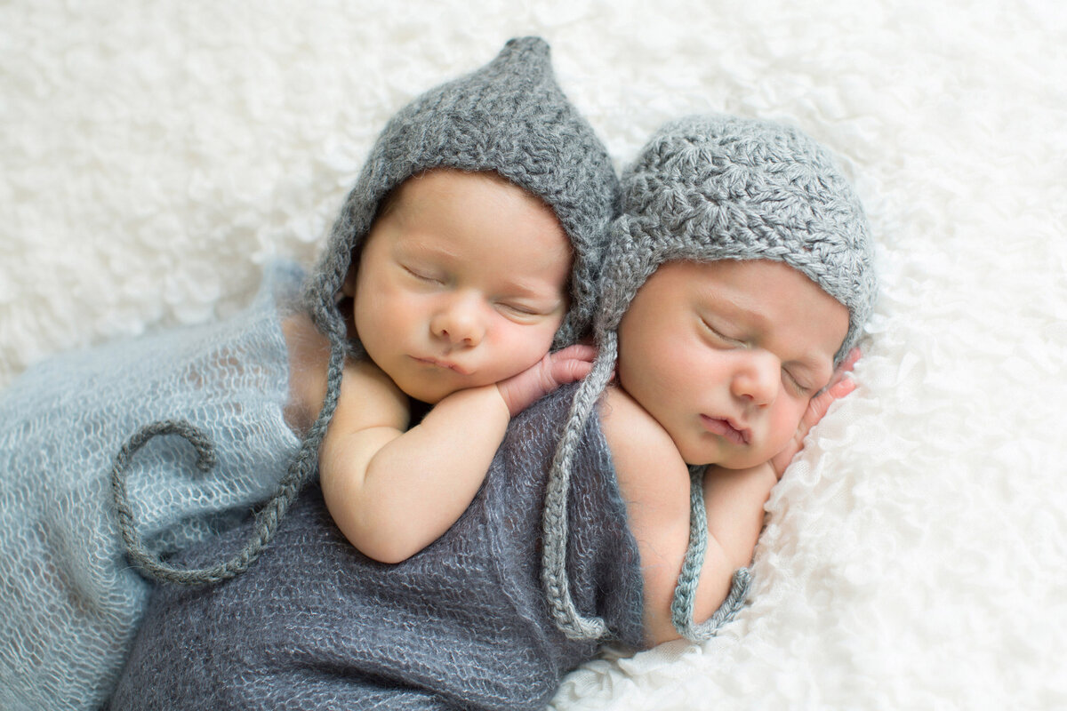 twin_newborn_boys_in_hats