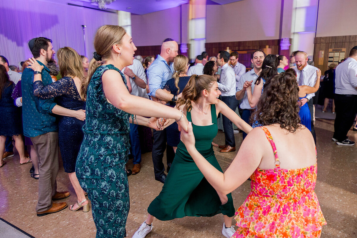 Eliana-Melmed-Photography-Chicago-LosAngeles-Jewish-WeddingPhotography-ElianaSklar-DanceFloor-00091